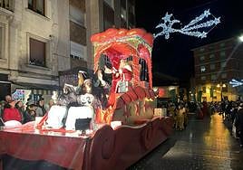 La Pola se rinde a Melchor, Gaspar y Baltasar con una colorida cabalgata