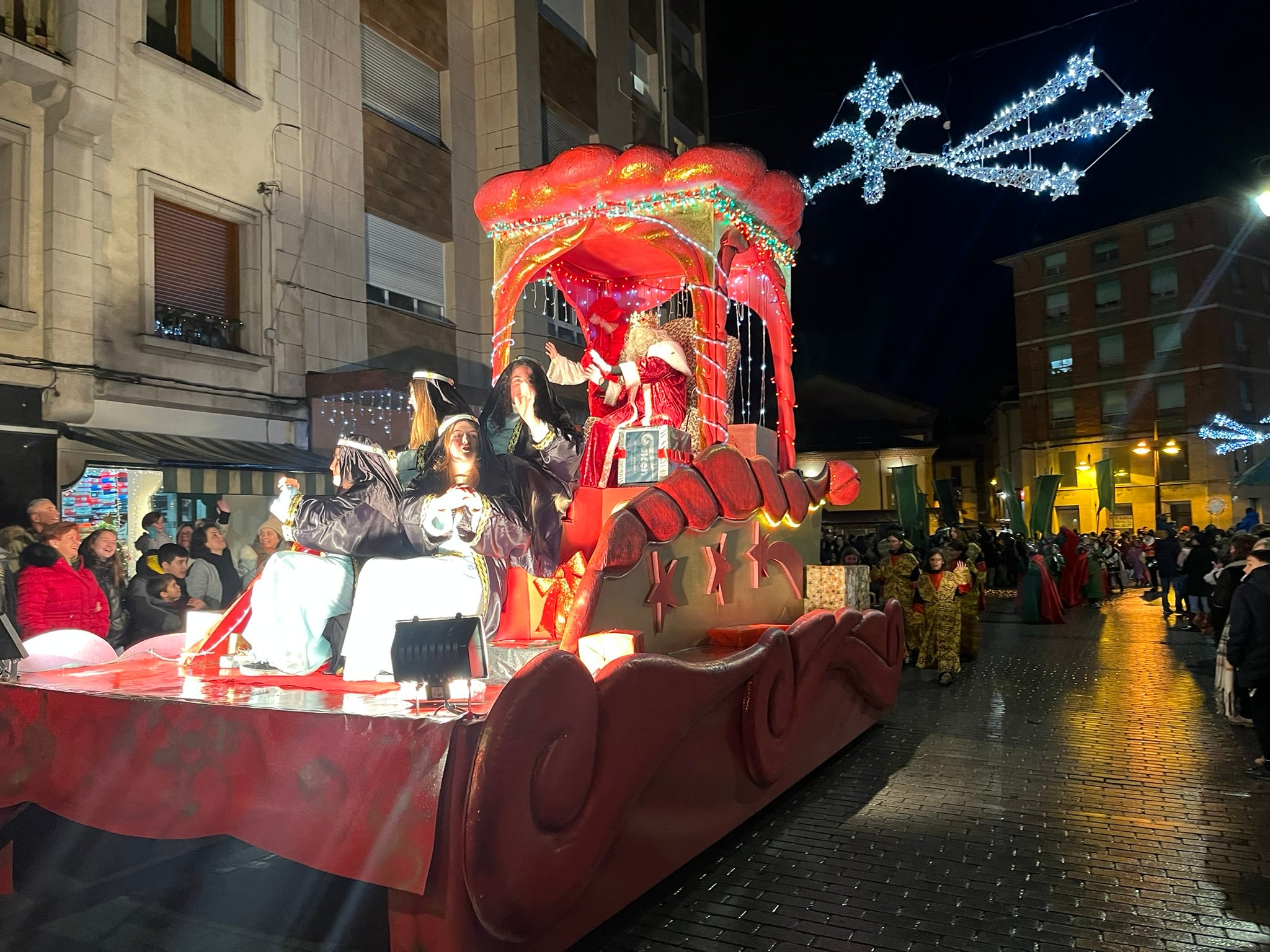 La Pola se rinde a Melchor, Gaspar y Baltasar con una colorida cabalgata