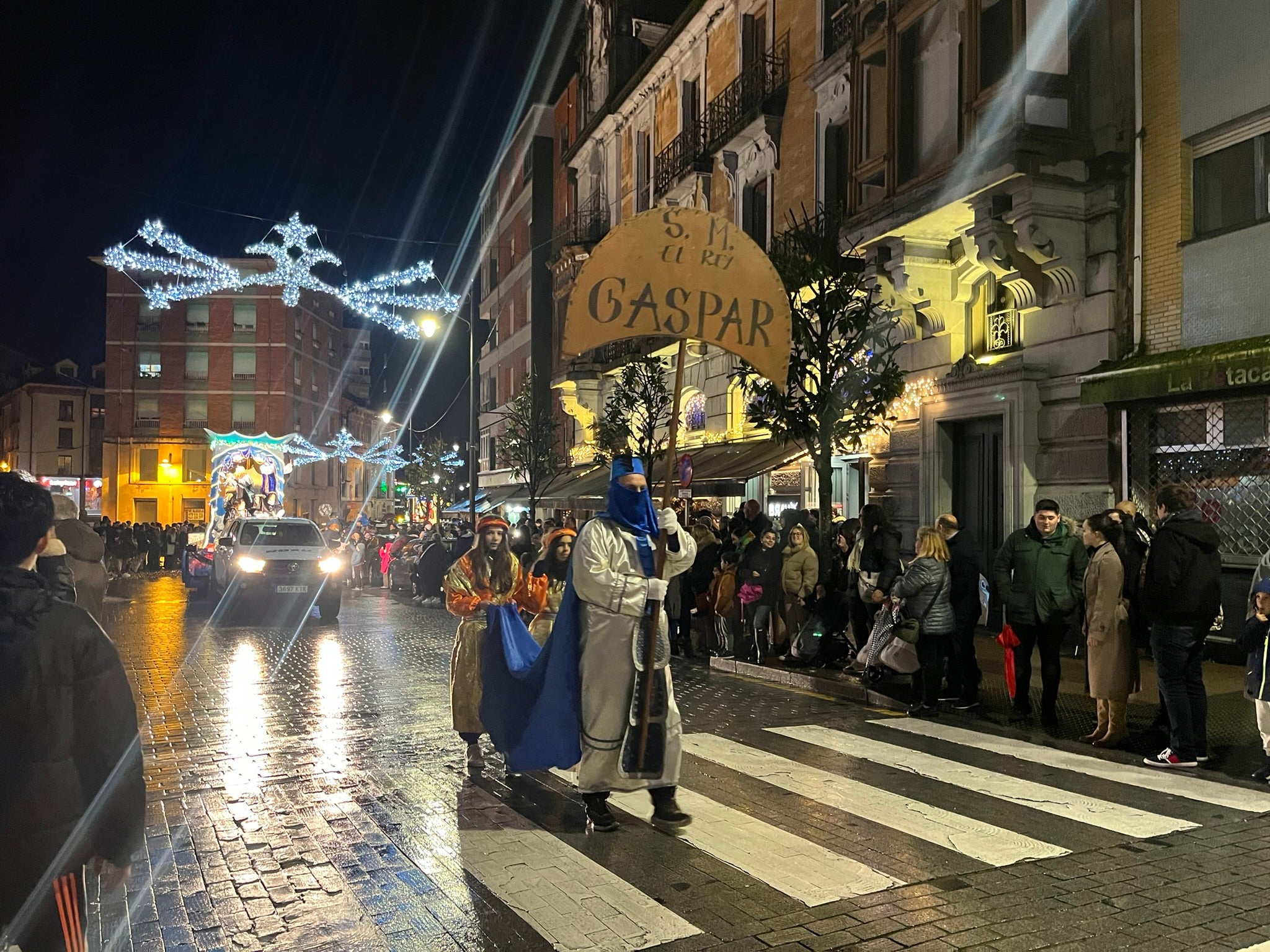 La Pola se rinde a Melchor, Gaspar y Baltasar con una colorida cabalgata