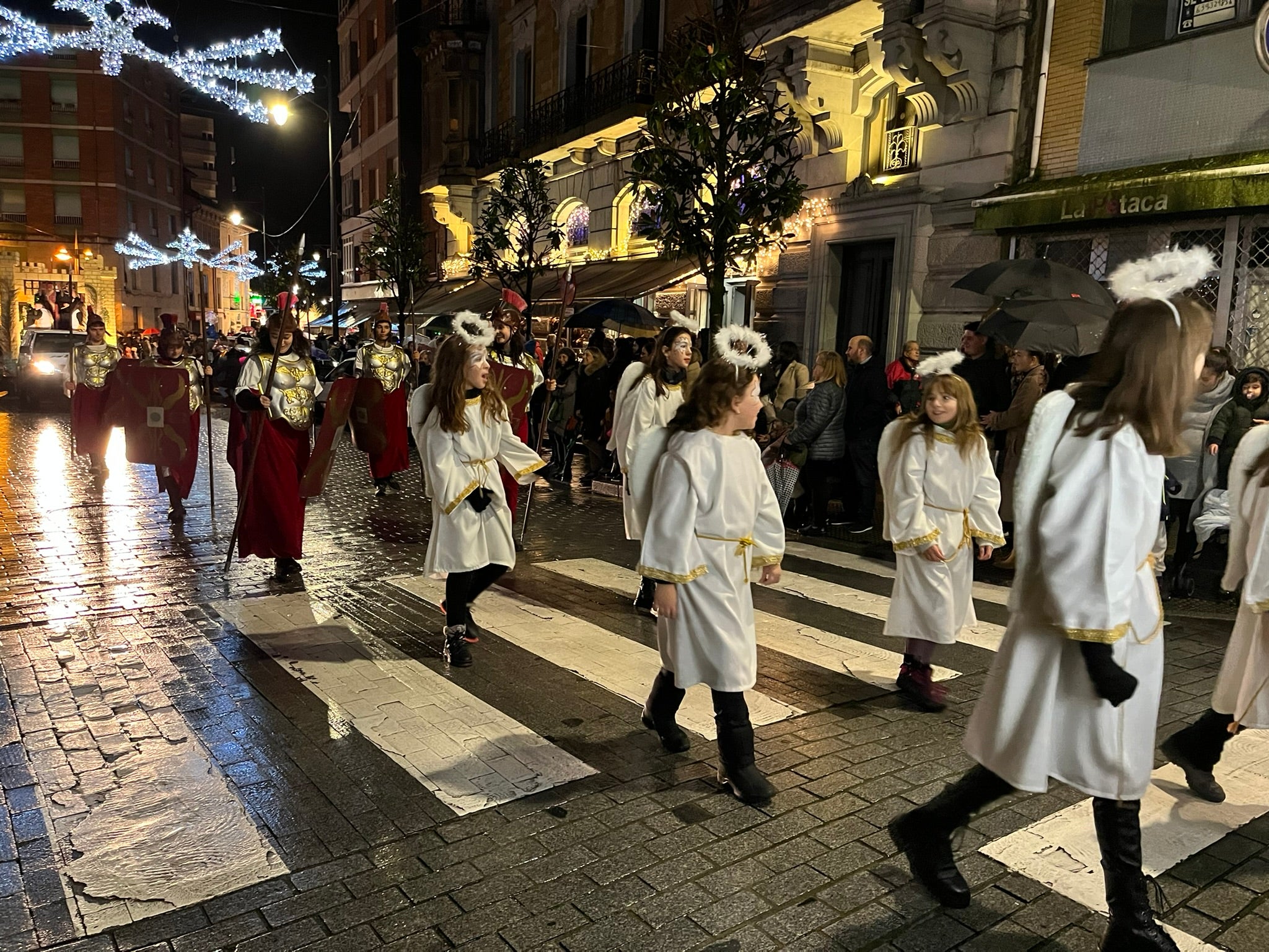 La Pola se rinde a Melchor, Gaspar y Baltasar con una colorida cabalgata