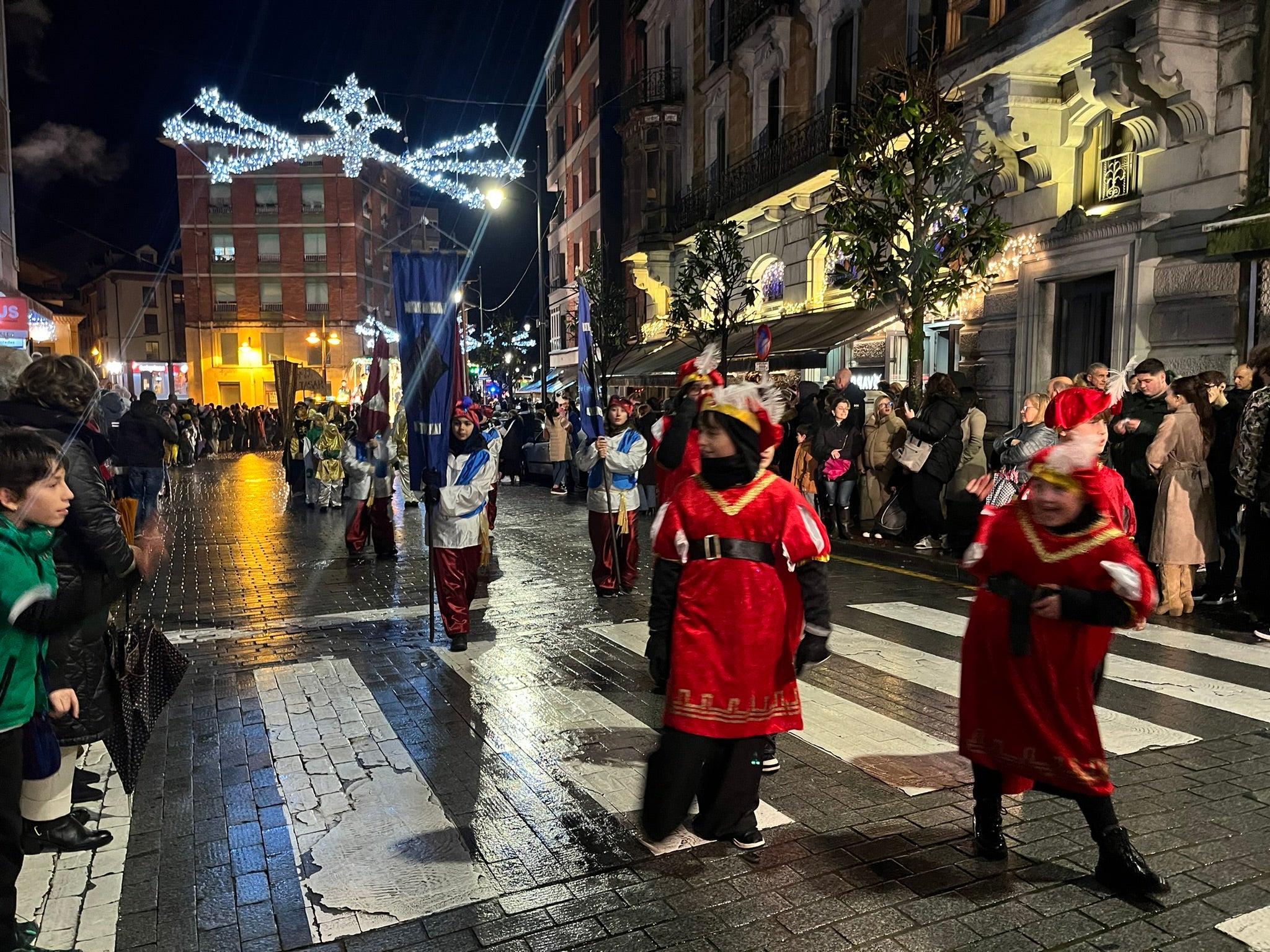 La Pola se rinde a Melchor, Gaspar y Baltasar con una colorida cabalgata