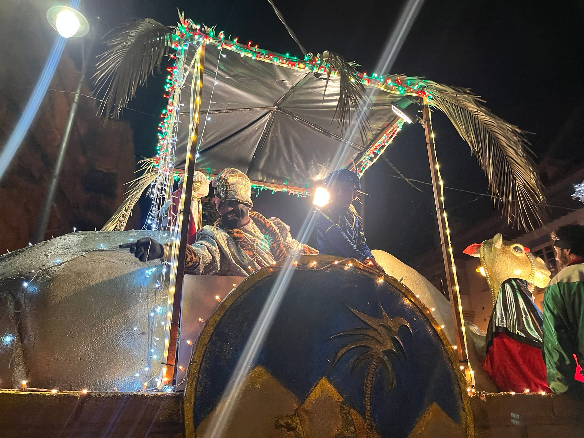 La Pola se rinde a Melchor, Gaspar y Baltasar con una colorida cabalgata