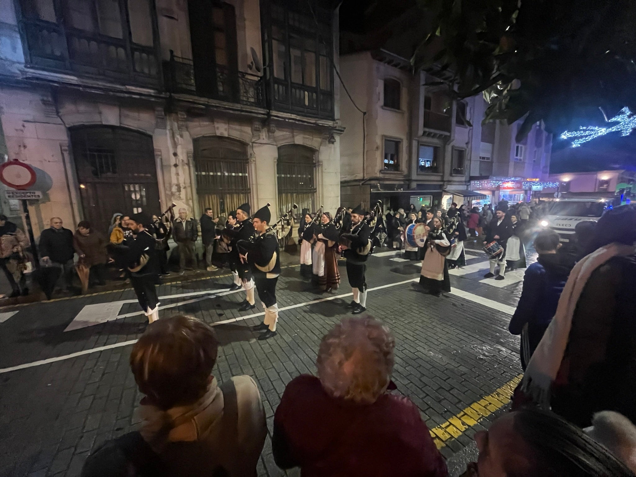 La Pola se rinde a Melchor, Gaspar y Baltasar con una colorida cabalgata