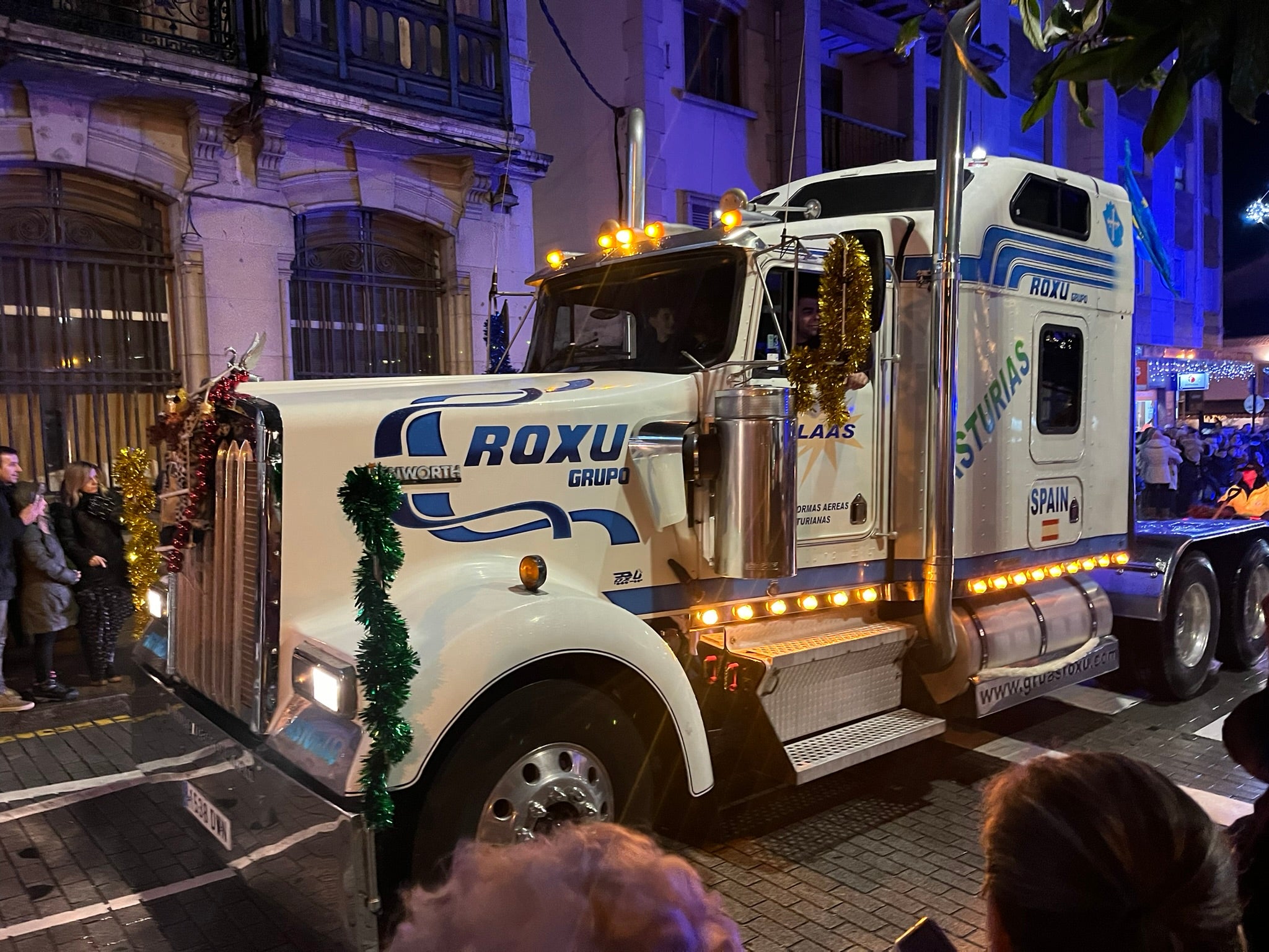La Pola se rinde a Melchor, Gaspar y Baltasar con una colorida cabalgata