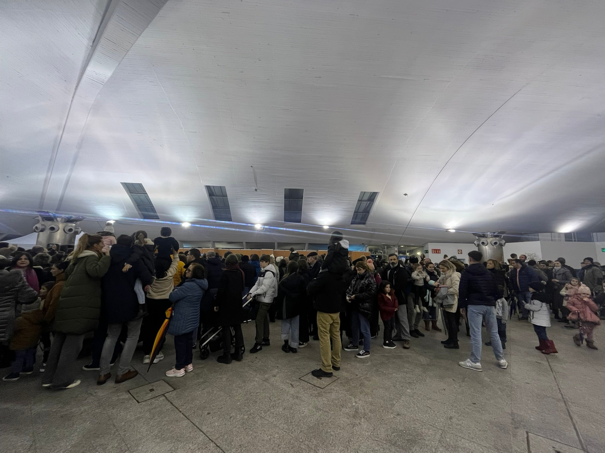 La Pola se rinde a Melchor, Gaspar y Baltasar con una colorida cabalgata