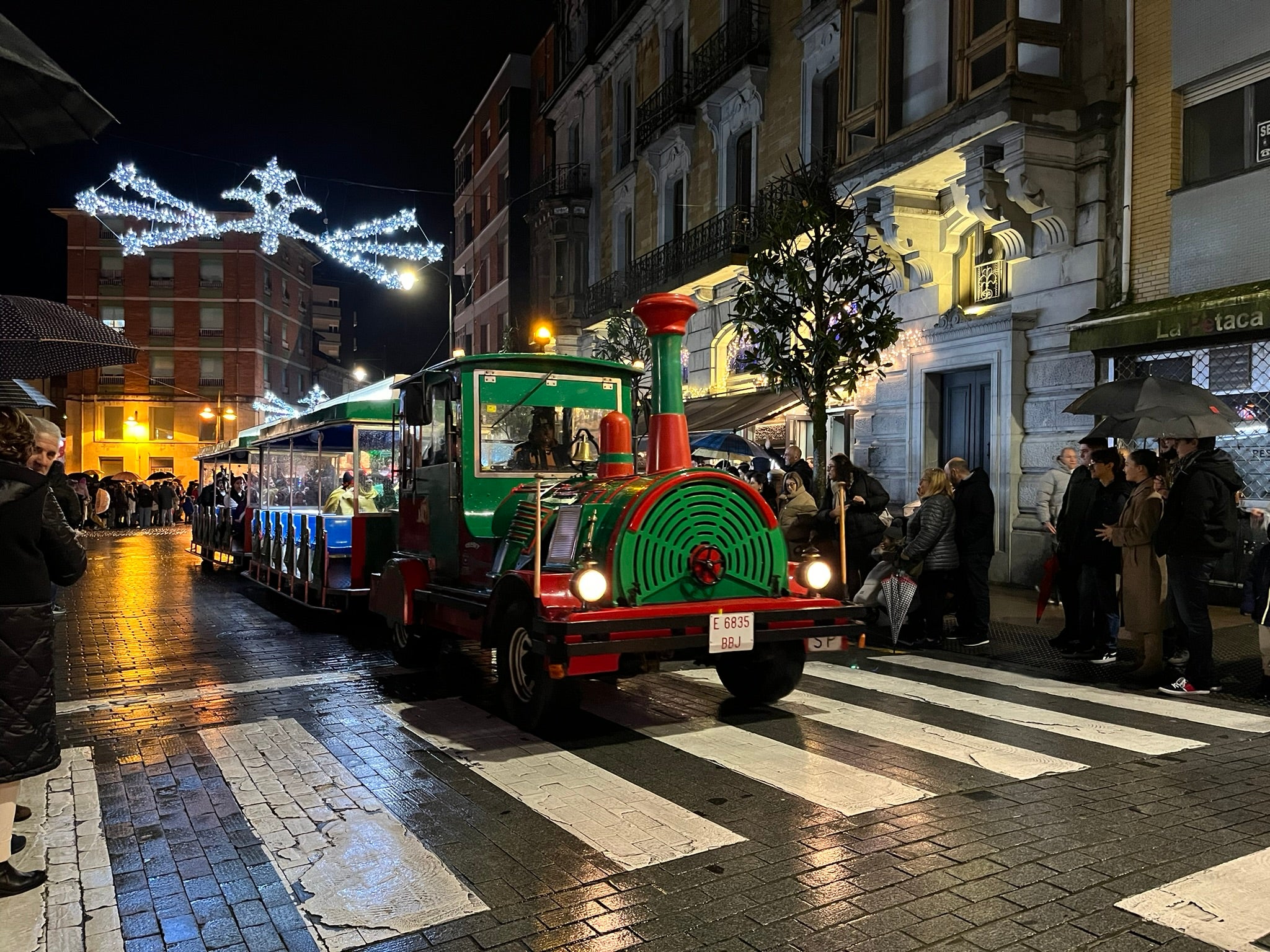 La Pola se rinde a Melchor, Gaspar y Baltasar con una colorida cabalgata