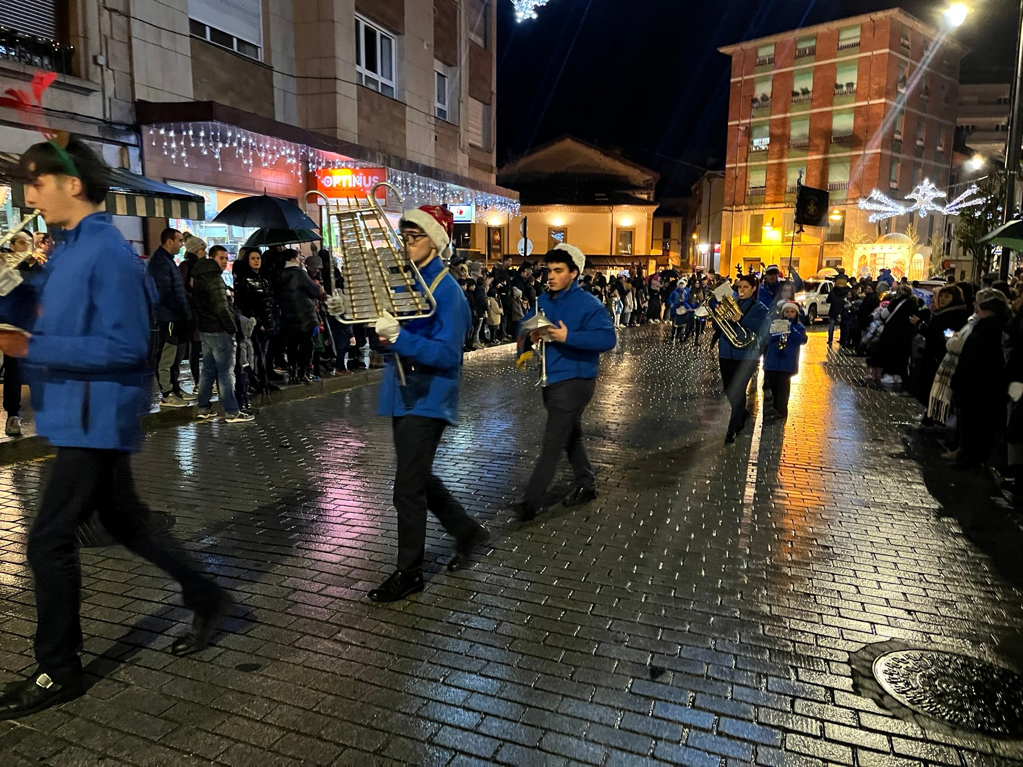 La Pola se rinde a Melchor, Gaspar y Baltasar con una colorida cabalgata