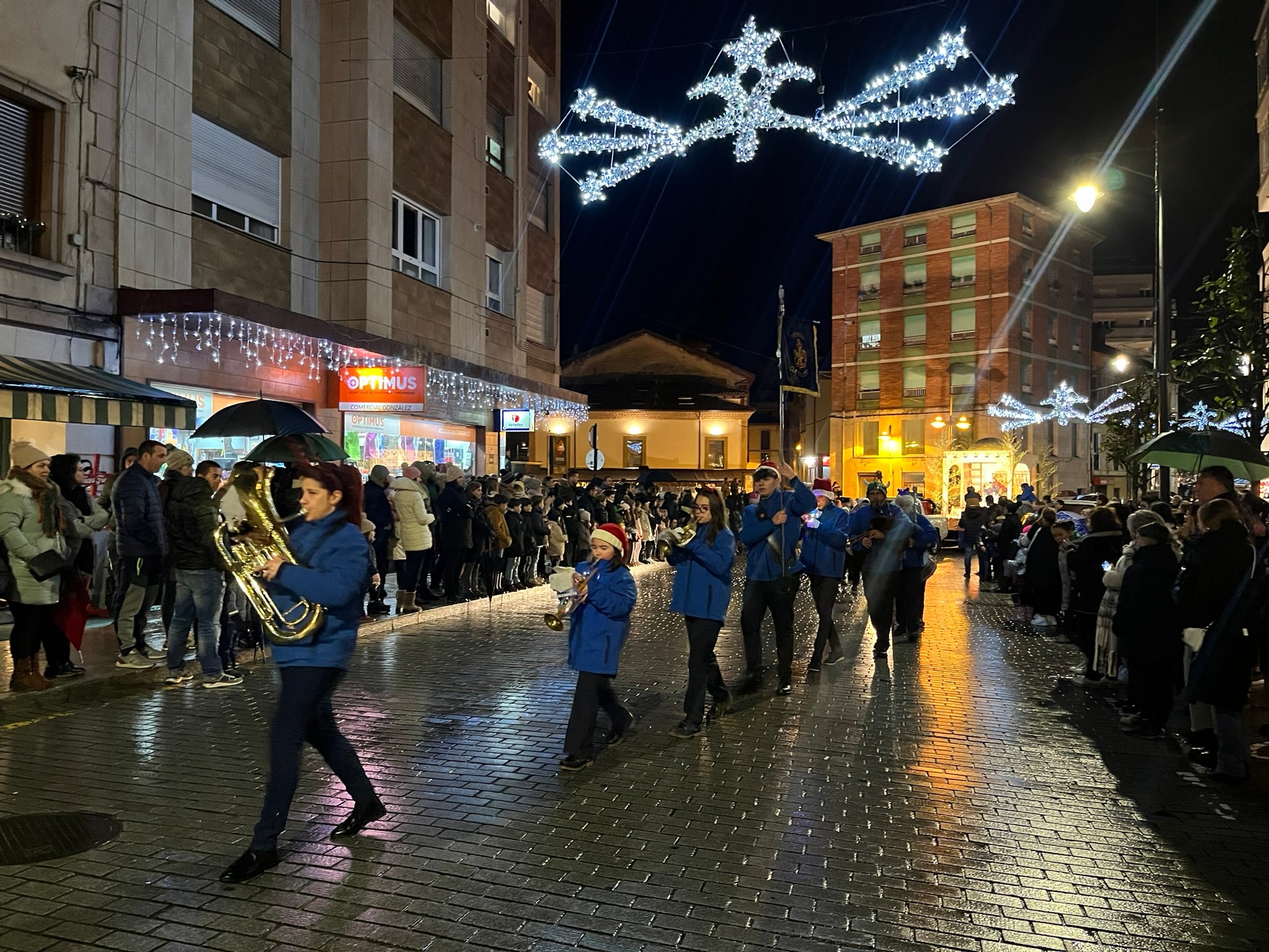 La Pola se rinde a Melchor, Gaspar y Baltasar con una colorida cabalgata