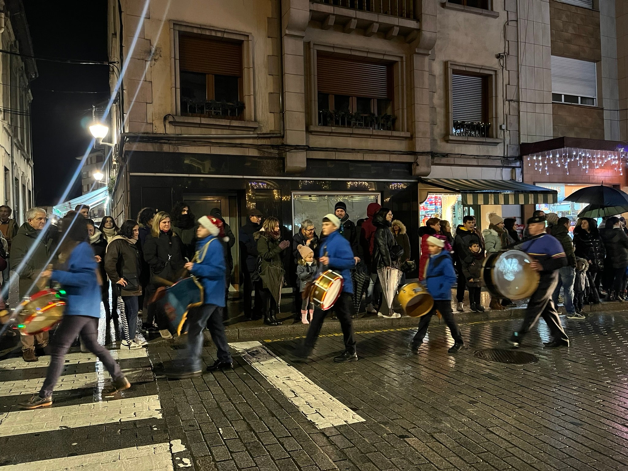 La Pola se rinde a Melchor, Gaspar y Baltasar con una colorida cabalgata