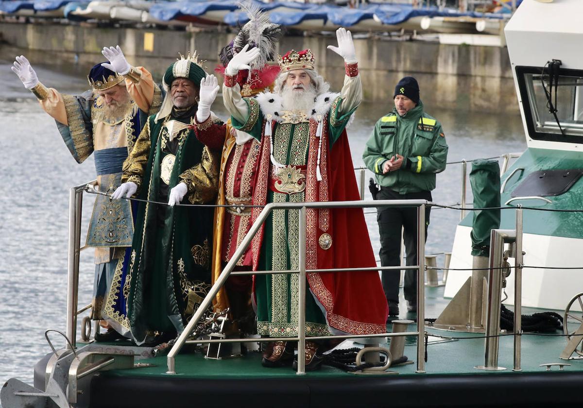 Gaspar, Baltasar y Melchor saludan a los cientos de niños que les han visto llegar al Puerto Deportivo de Gijón.