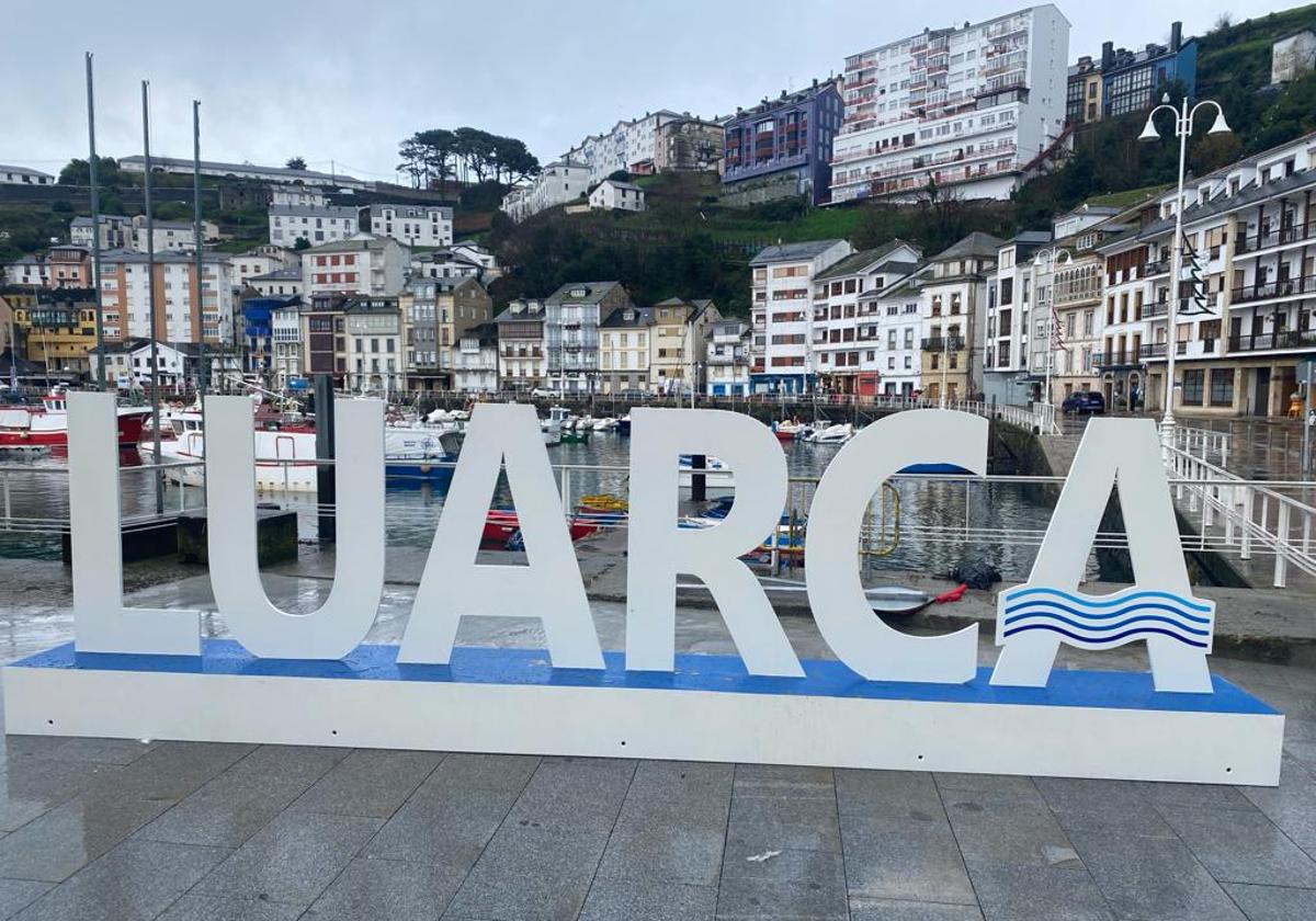 Las obras de mejora del entorno de la Rula y la iglesia de Luarca culminarán en los próximos días