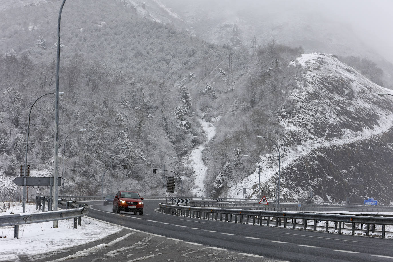 El temporal deja la primera nevada del año en Asturias