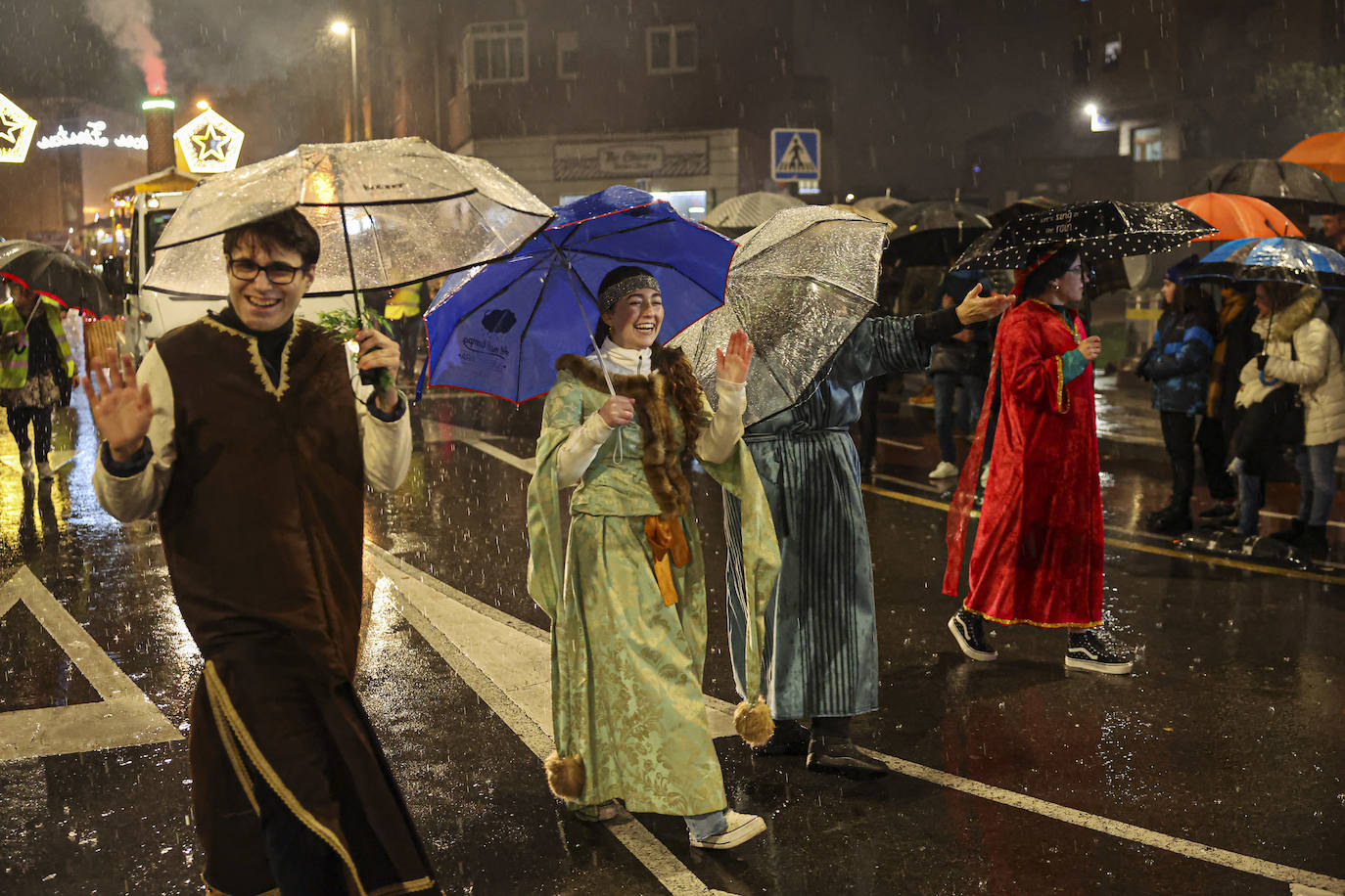 Lugones recibe a los Reyes Magos con los brazos abiertos