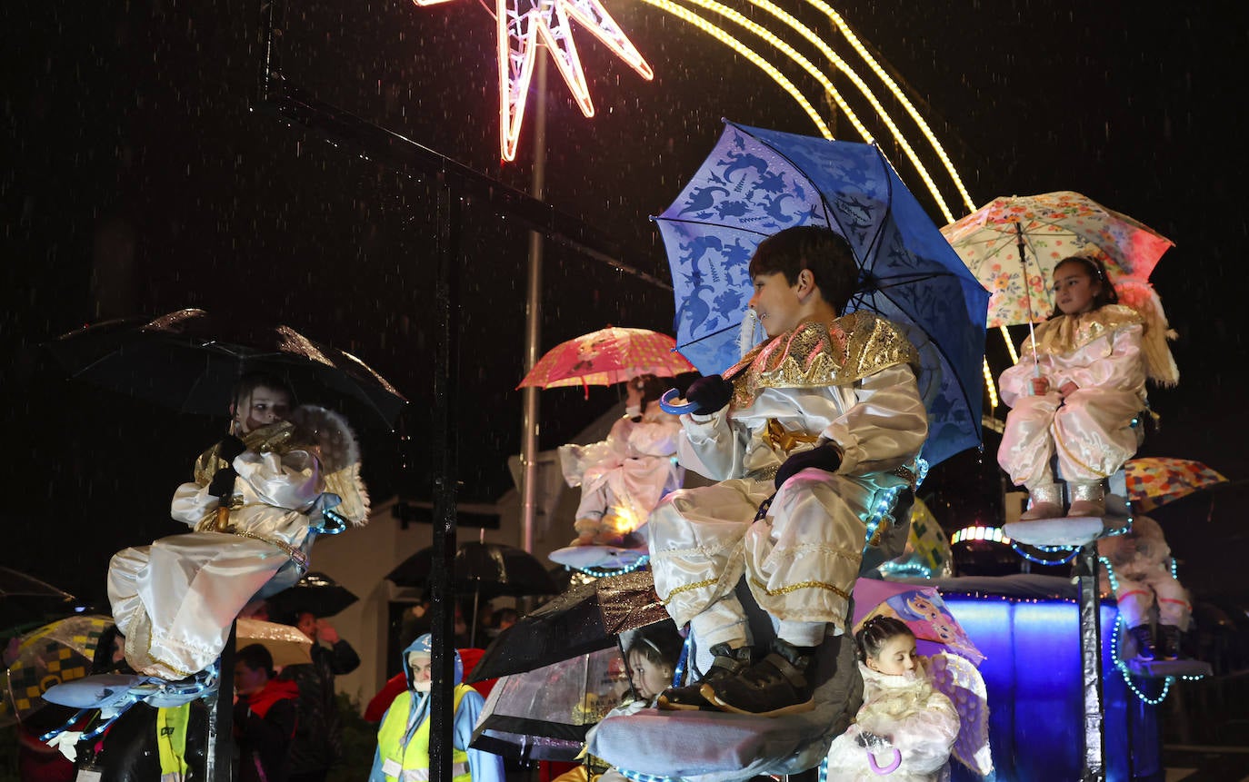 Lugones recibe a los Reyes Magos con los brazos abiertos