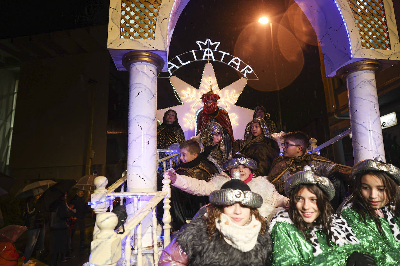 Lugones recibe a los Reyes Magos con los brazos abiertos