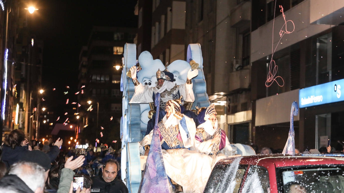 Todas las fotos de la cabalgata de los Reyes Magos en Avilés