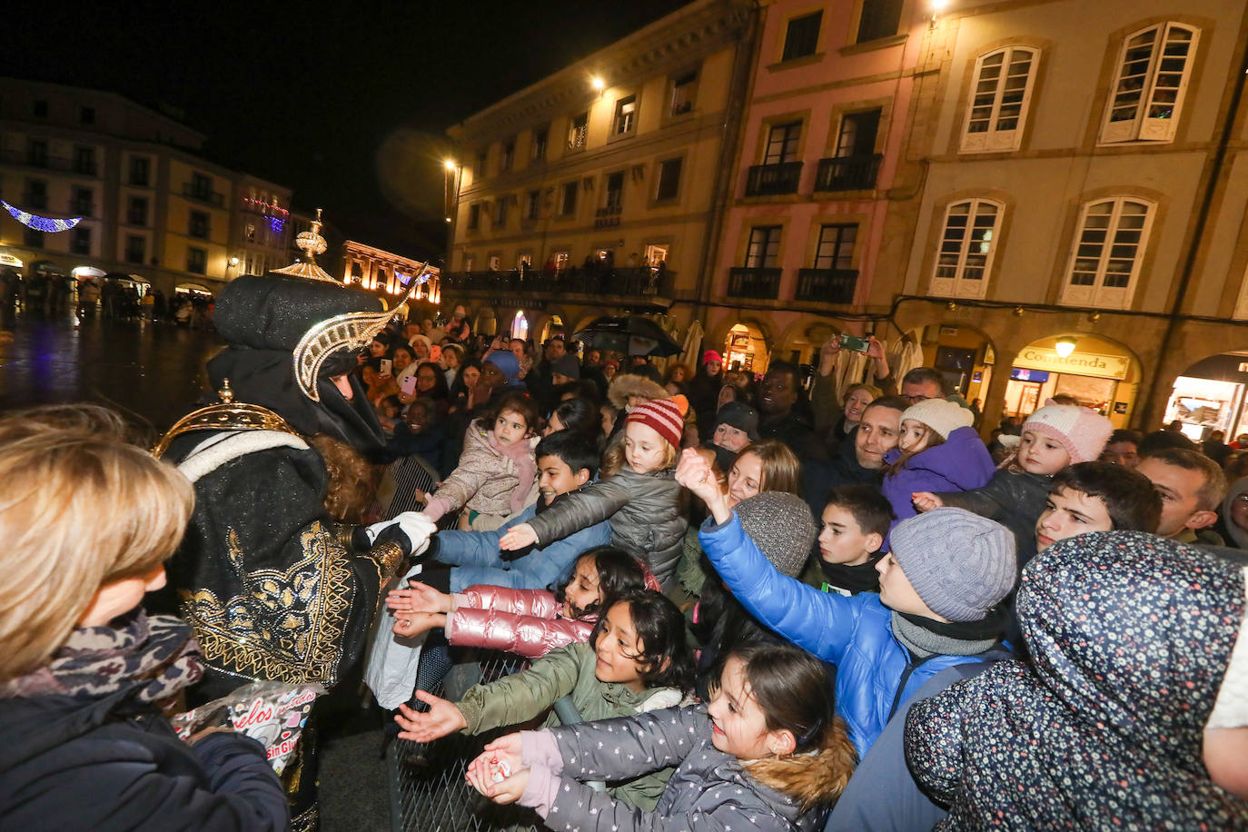 Todas las fotos de la cabalgata de los Reyes Magos en Avilés