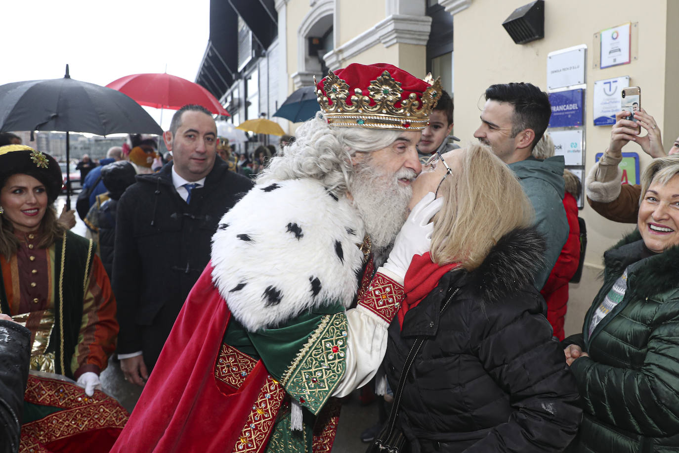 Desembarco de ilusión en Gijón con la llegada de los Reyes Magos