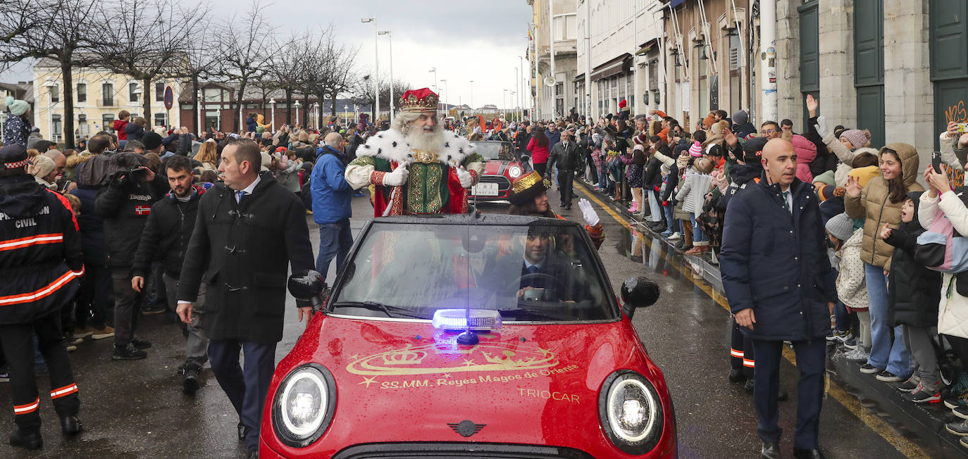 Desembarco de ilusión en Gijón con la llegada de los Reyes Magos