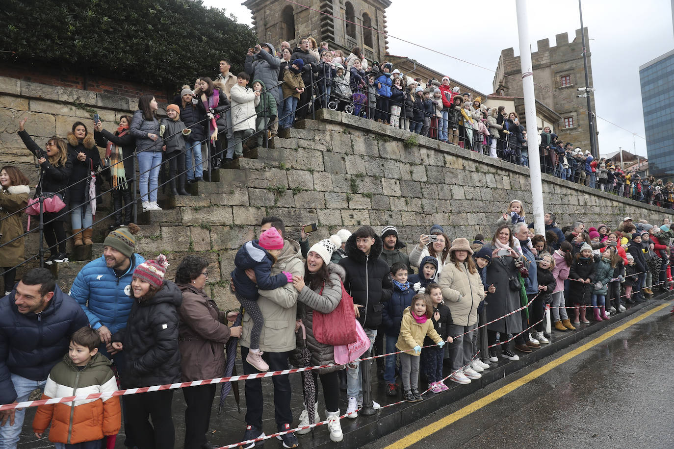 Desembarco de ilusión en Gijón con la llegada de los Reyes Magos