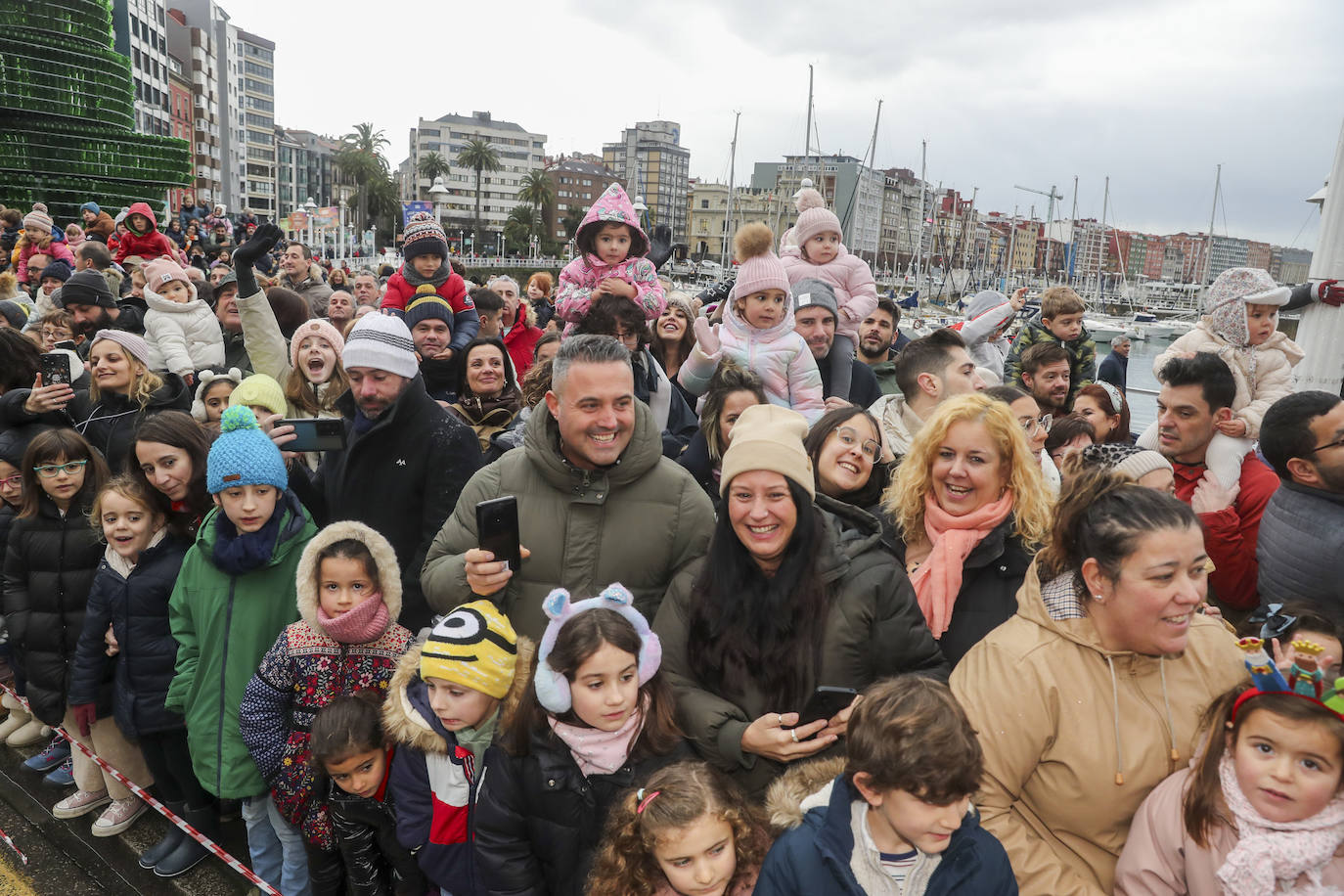 Desembarco de ilusión en Gijón con la llegada de los Reyes Magos