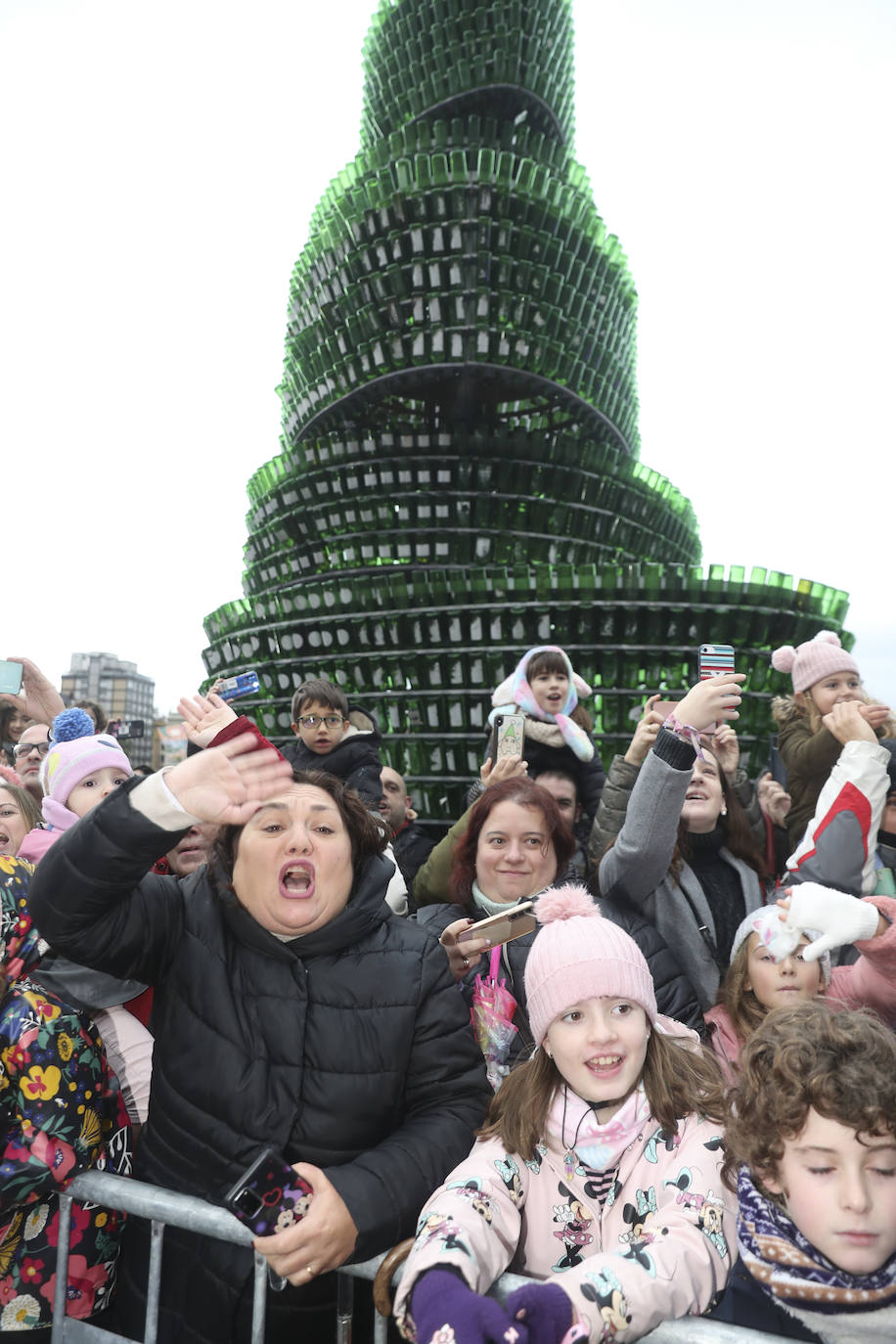 Desembarco de ilusión en Gijón con la llegada de los Reyes Magos