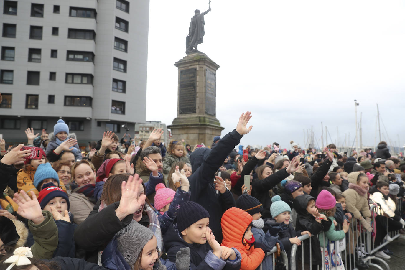 Desembarco de ilusión en Gijón con la llegada de los Reyes Magos