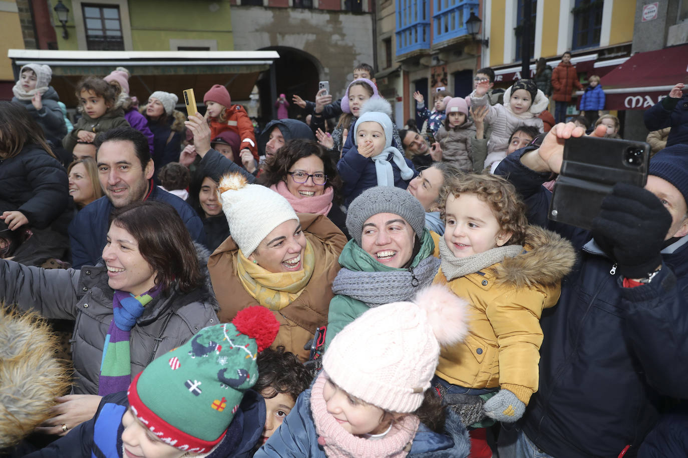 Desembarco de ilusión en Gijón con la llegada de los Reyes Magos