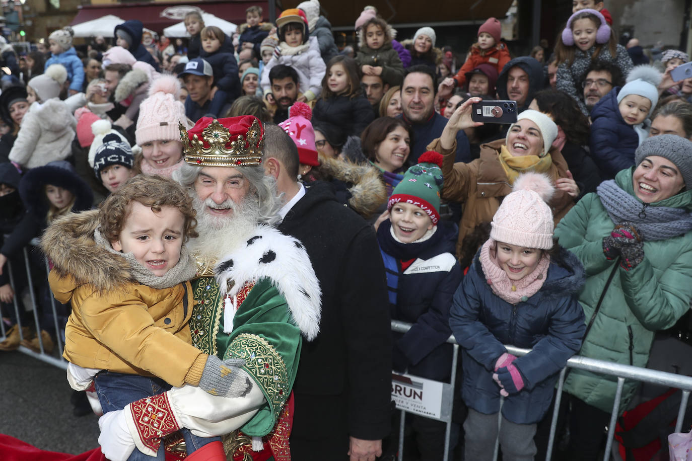 Desembarco de ilusión en Gijón con la llegada de los Reyes Magos