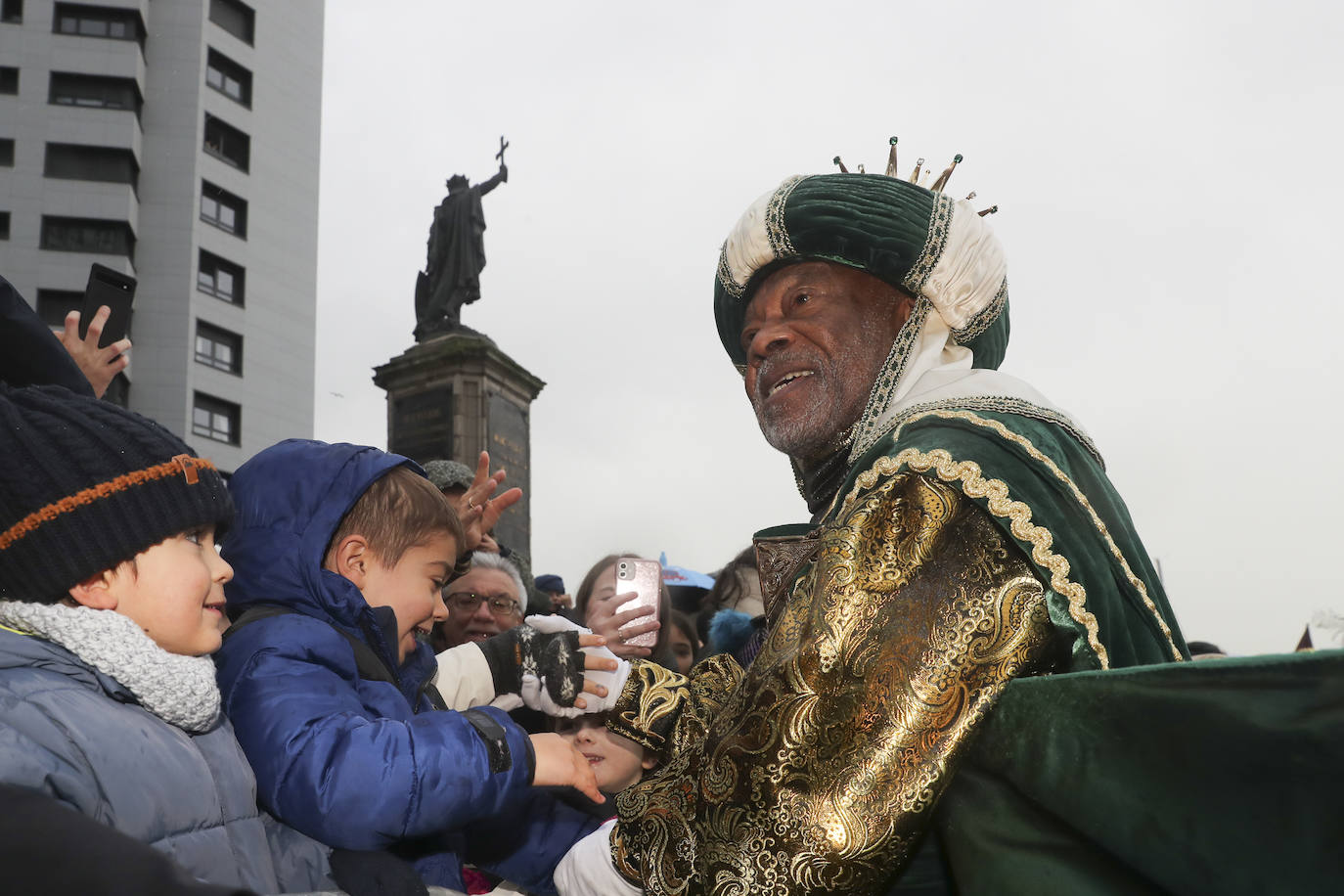 Desembarco de ilusión en Gijón con la llegada de los Reyes Magos