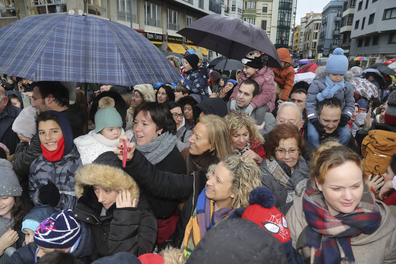 Desembarco de ilusión en Gijón con la llegada de los Reyes Magos