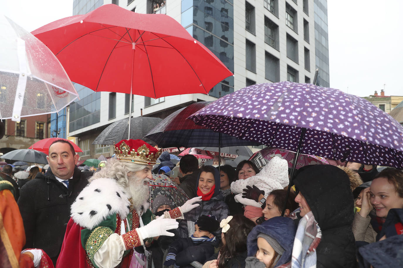 Desembarco de ilusión en Gijón con la llegada de los Reyes Magos