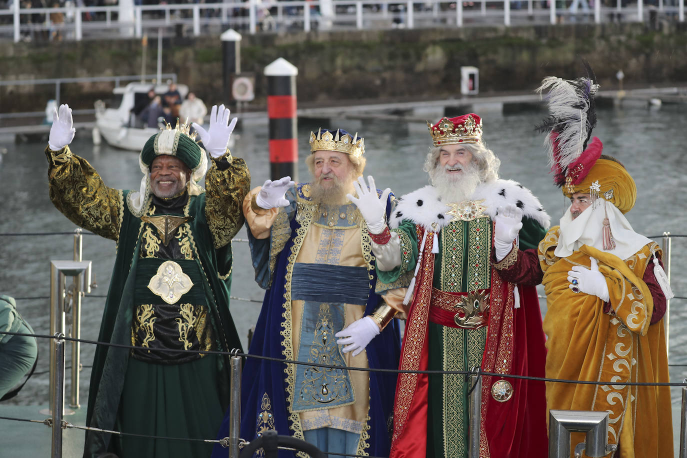 Desembarco de ilusión en Gijón con la llegada de los Reyes Magos