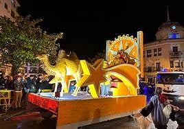 Los paraguas fueron necesarios para seguir la cabalgata en Pravia.