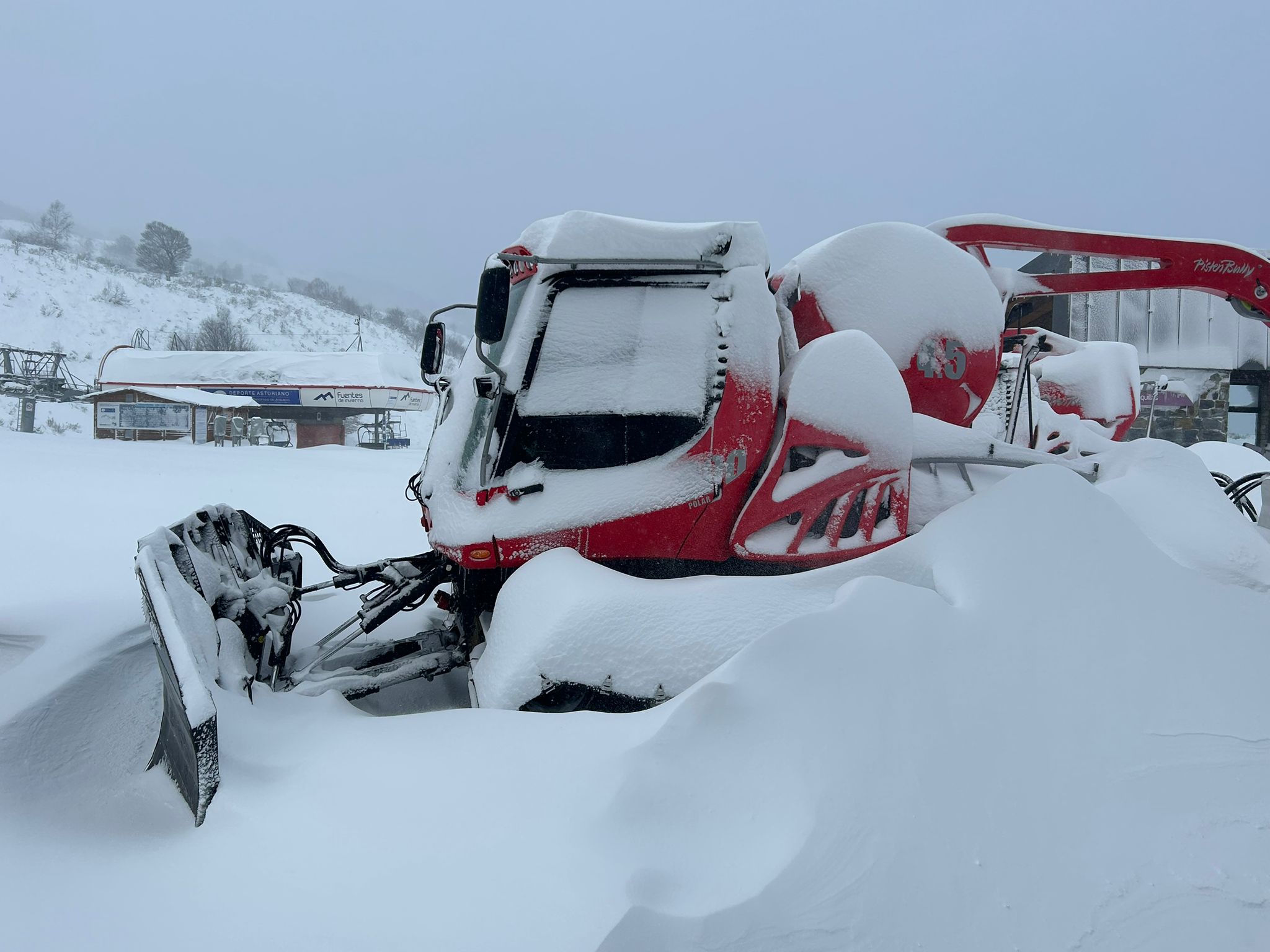 Alerta de frío en Asturias: un manto de nieve cubre el paisaje asturiano