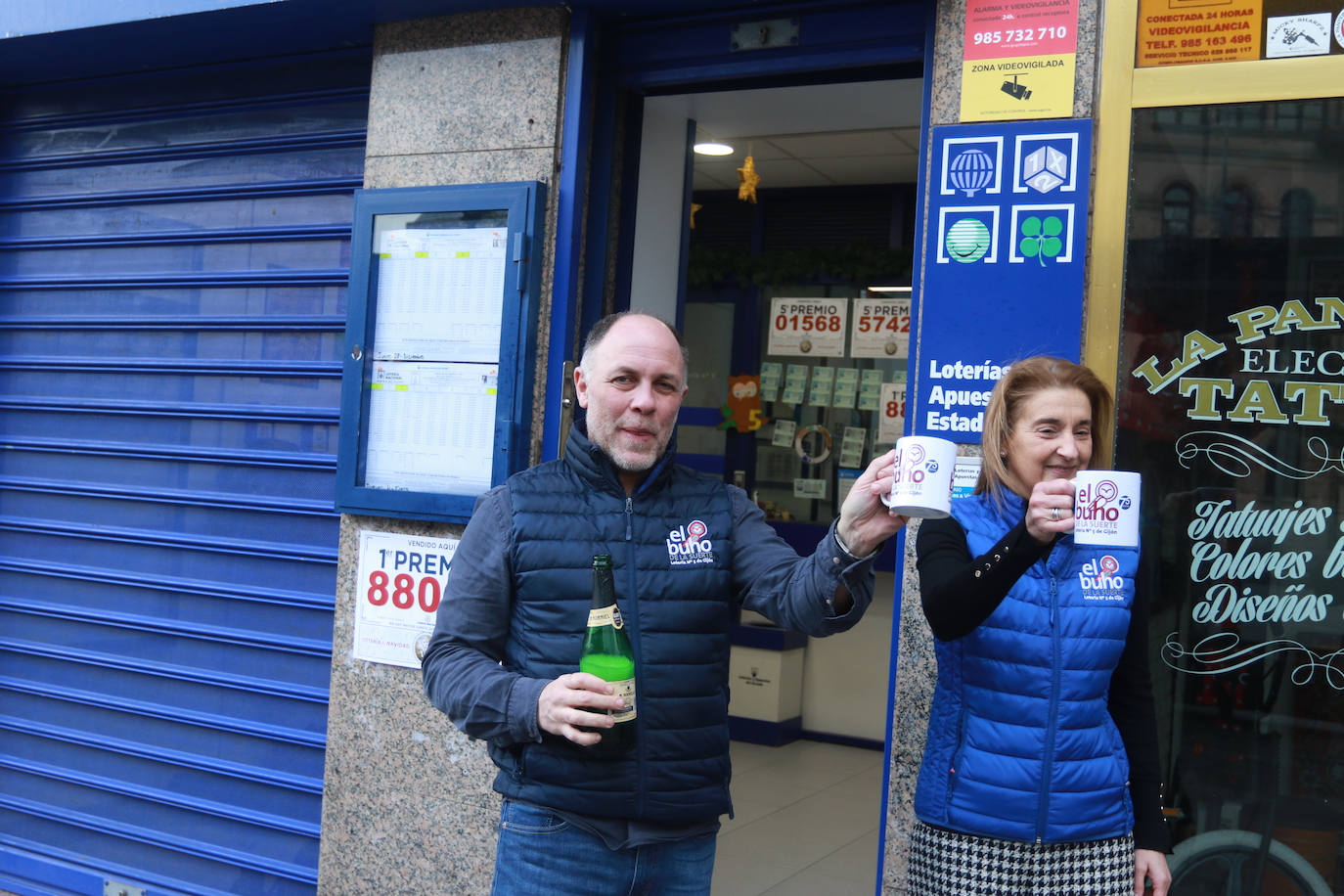 En la administración de la calle Palacio Valdés, 9, en Gijón (El Búho de la Suerte) también se vendió un pellizco del 'Gordo' del Niño.