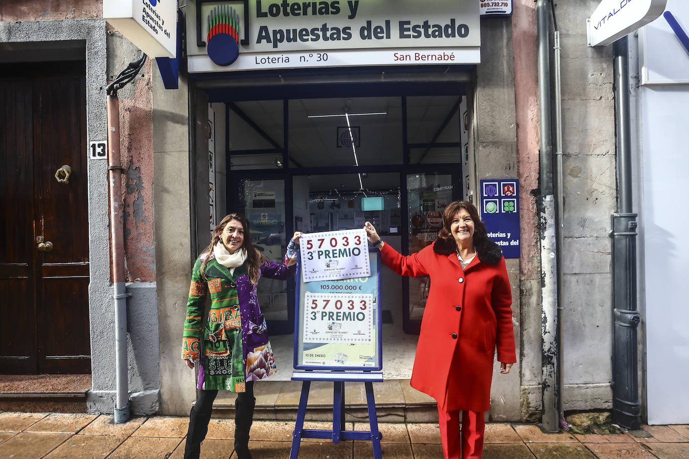 La administración de la calle San Bernabé repartió parte del tercer premio.