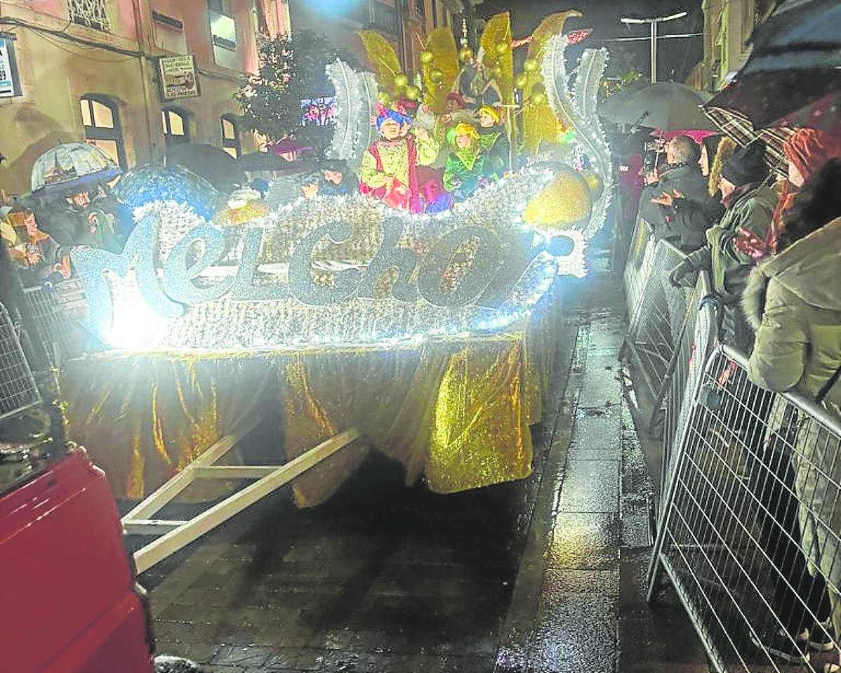 Llanes. Un deslumbrante Melchor es recibido por cientos de vecinos en la capital del municipio.