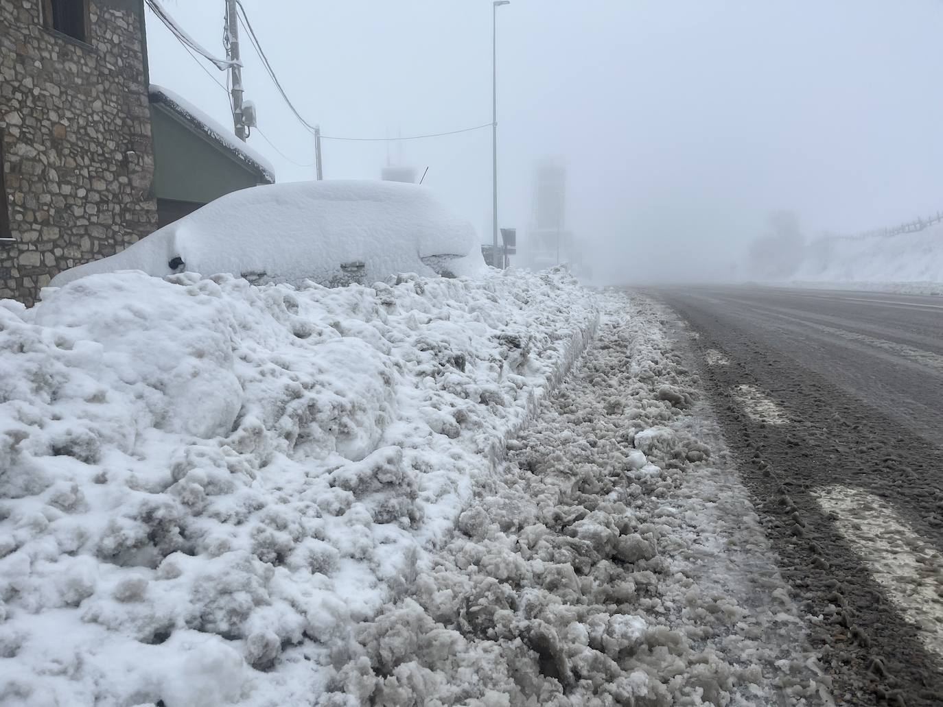 Alerta de frío en Asturias: un manto de nieve cubre el paisaje asturiano