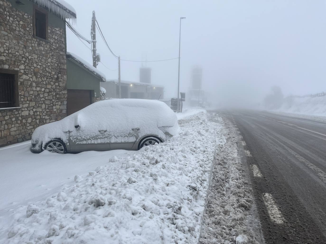 Alerta de frío en Asturias: un manto de nieve cubre el paisaje asturiano