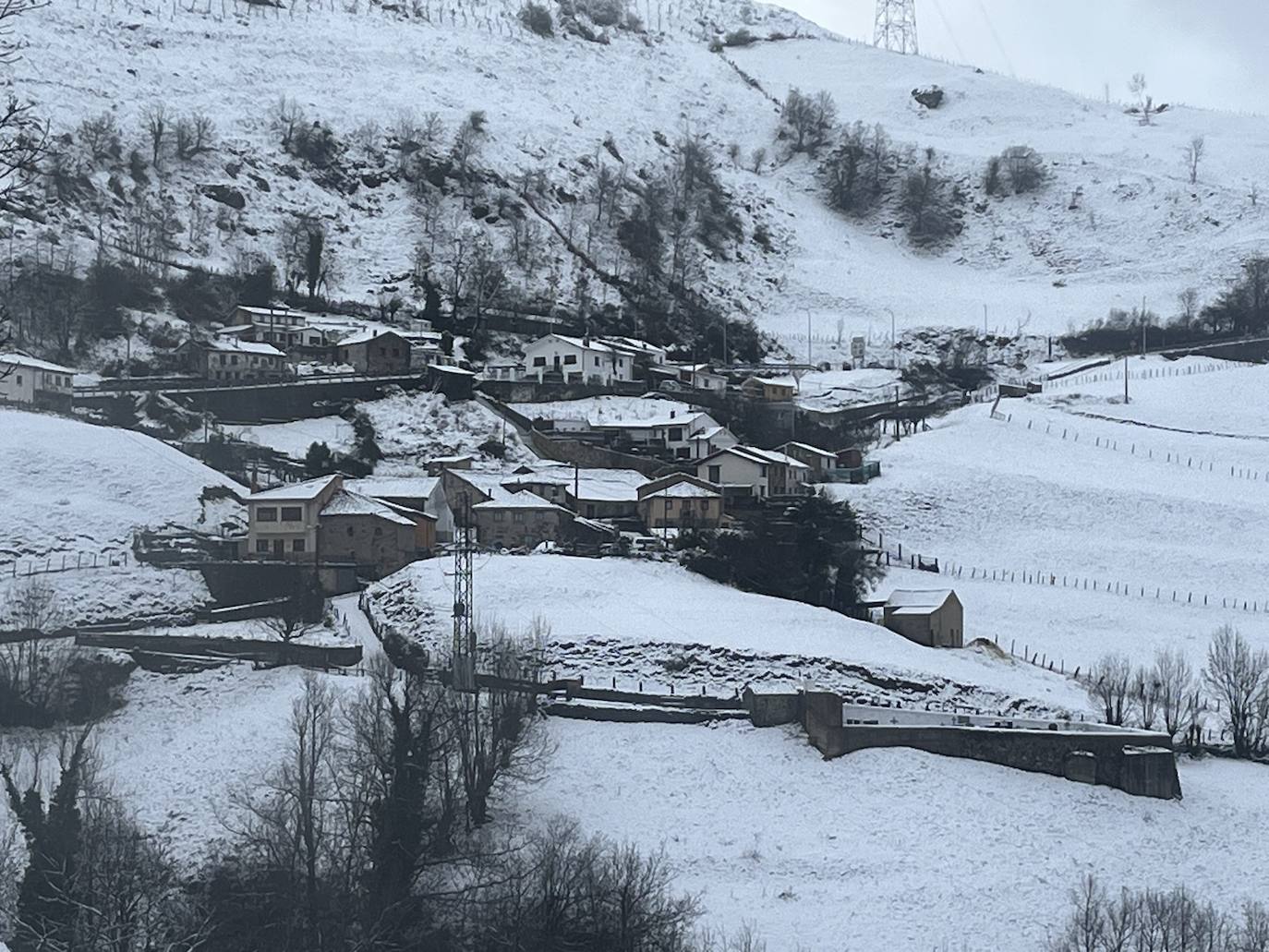 Alerta de frío en Asturias: un manto de nieve cubre el paisaje asturiano