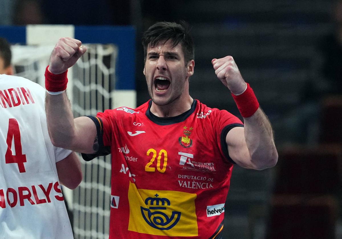 Abel Serdio celebra un gol con la Selección Española de balonmano