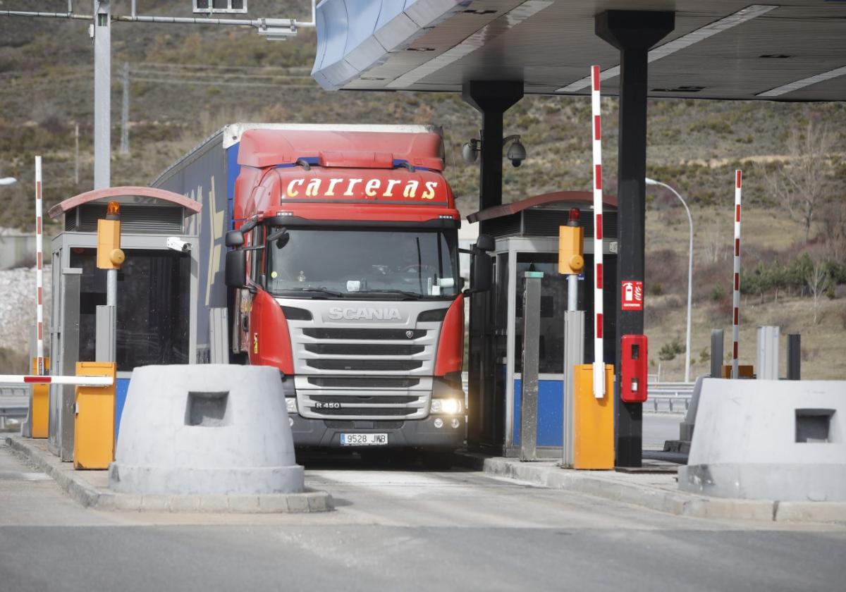 Un camión, detenido en las cabinas de peaje de la autopista del Huerna en La Magdalena.