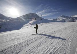 Los primeros esquiadores de la temporada en Valgrande-Pajares.