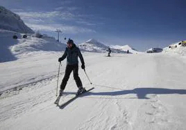 Asistencia masiva en el inicio de la temporada de esquí en la estación de Pajares