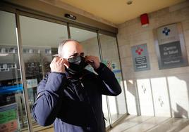 Un hombre, con una mascarilla puesta, en el centro de salud de Montevil, en Gijón.