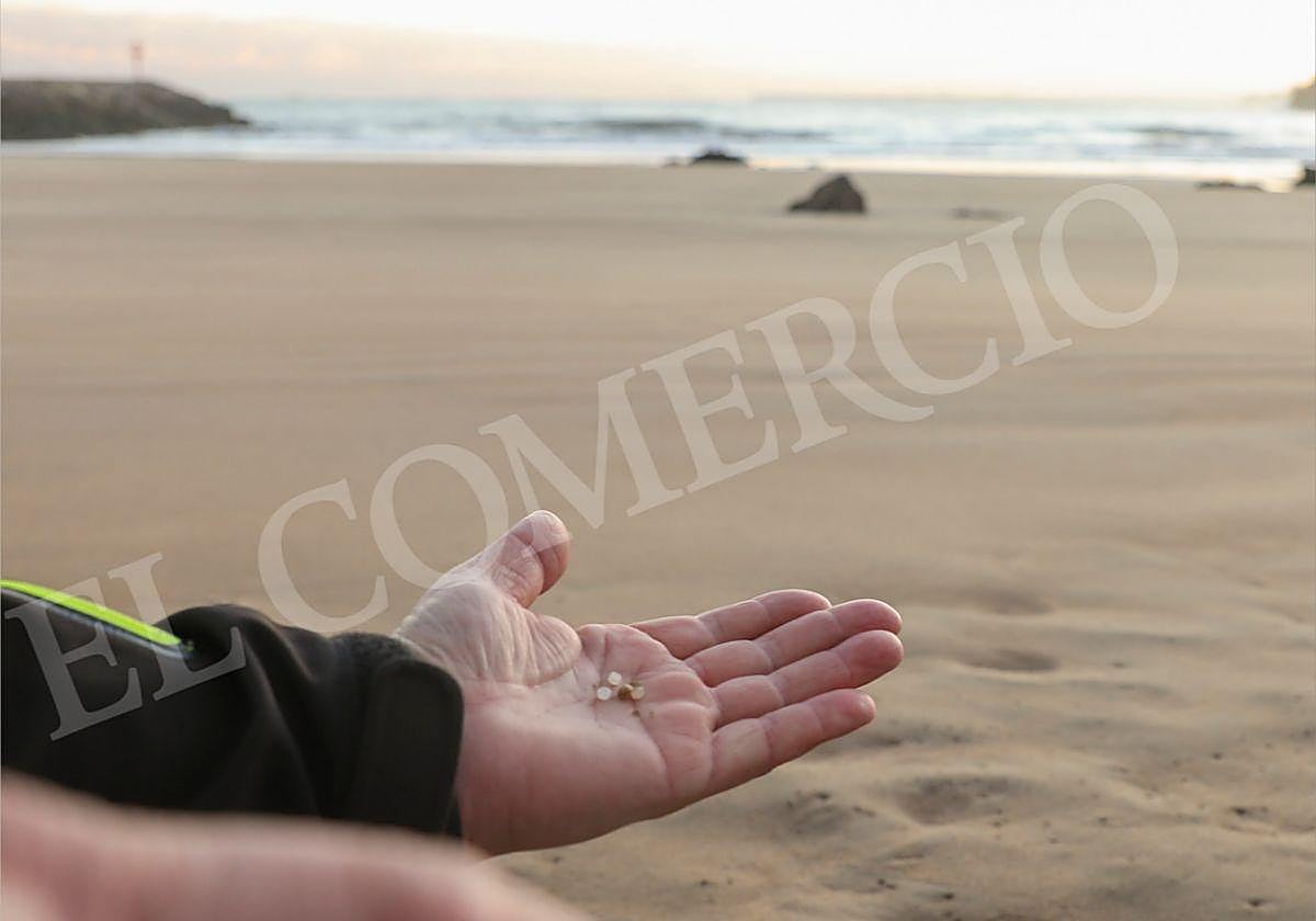 Operarios han recogido pélets de microplástico esta mañana en la playa de Candás.