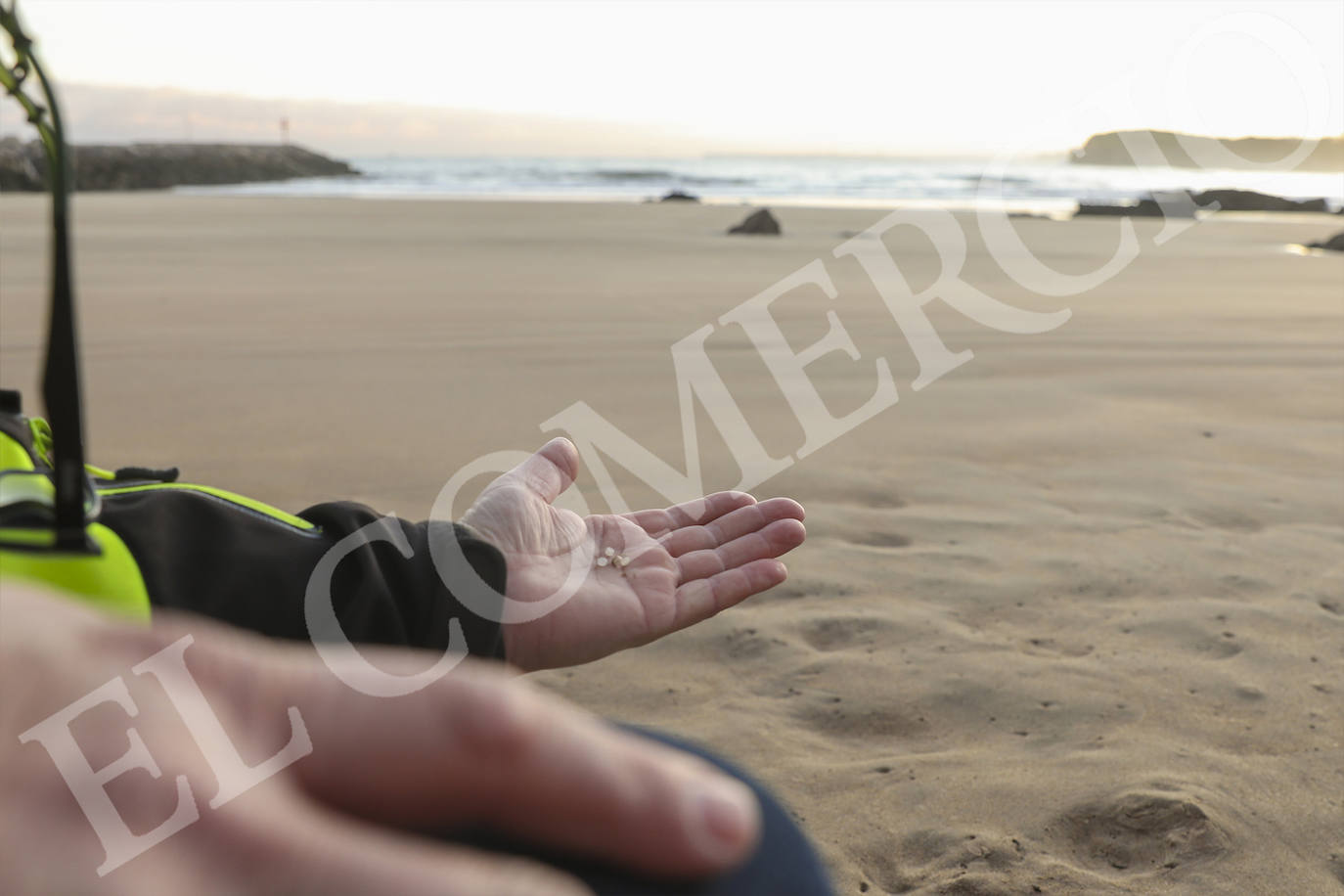 Operarios han recogido pellets de microplástico esta mañana en la playa de Candás. 