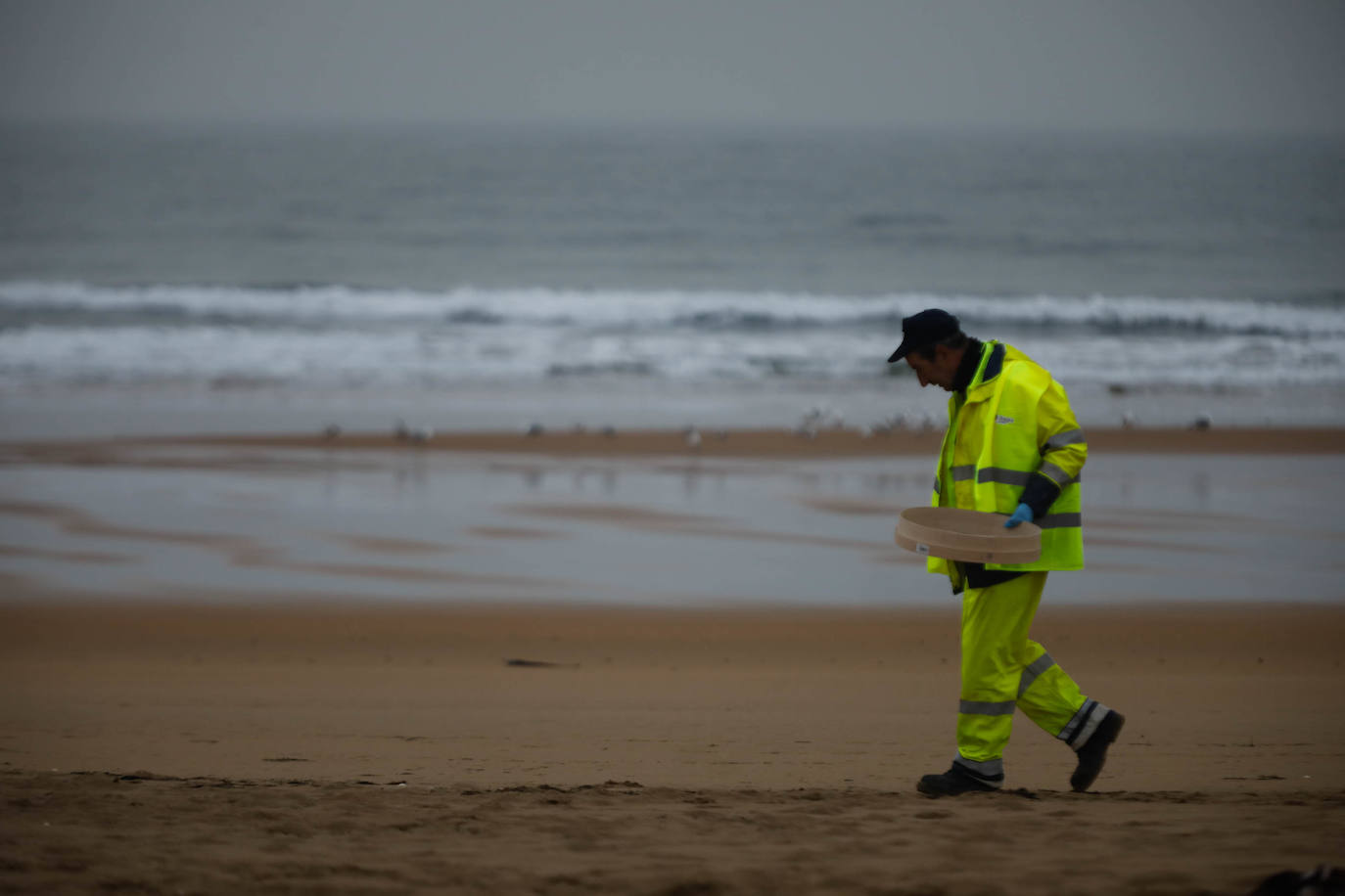 Asturias intensifica la limpieza de pélets de sus playas