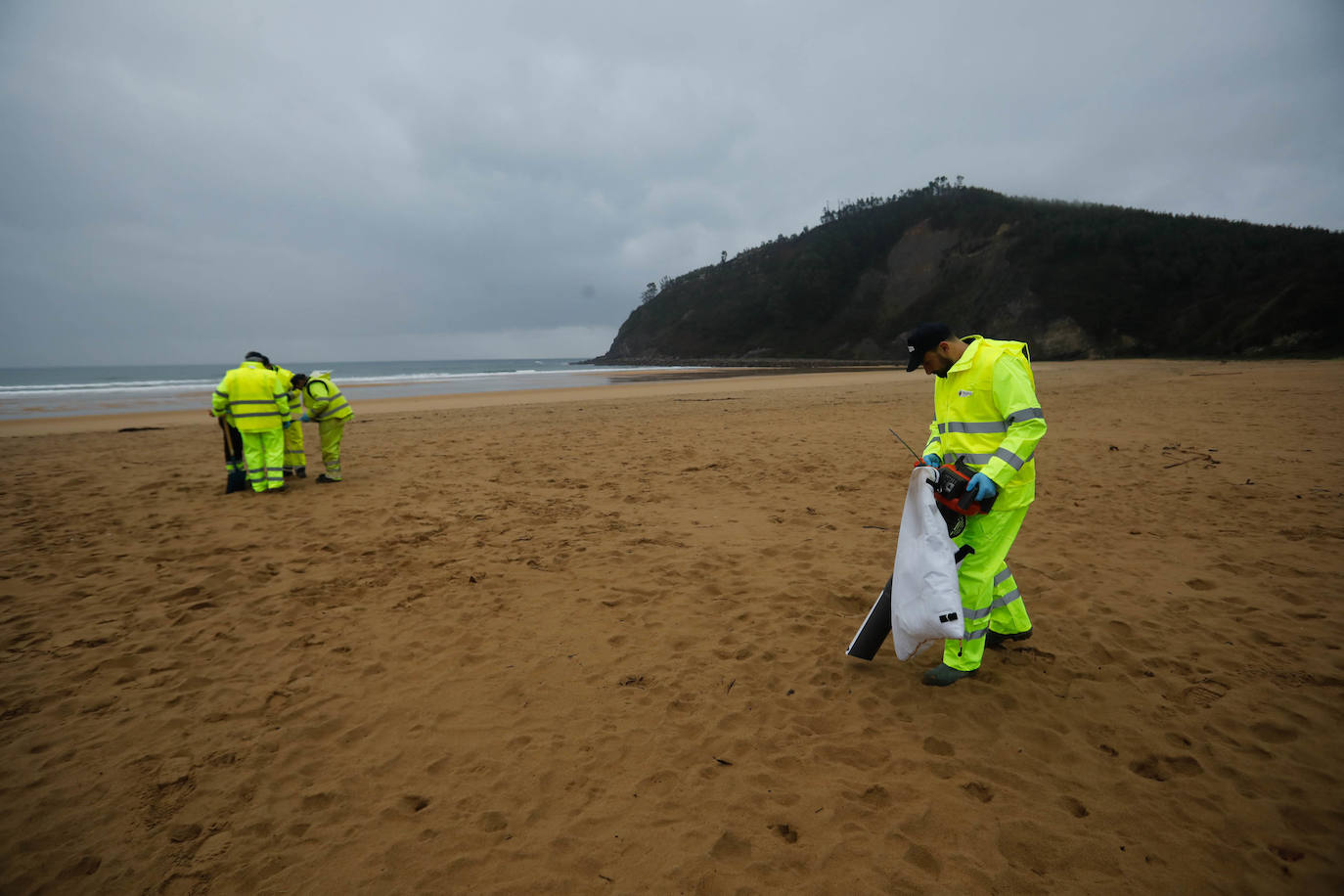 Asturias intensifica la limpieza de pélets de sus playas